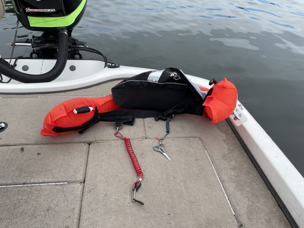 落水で膨らんだ自動膨張ライフジャケット