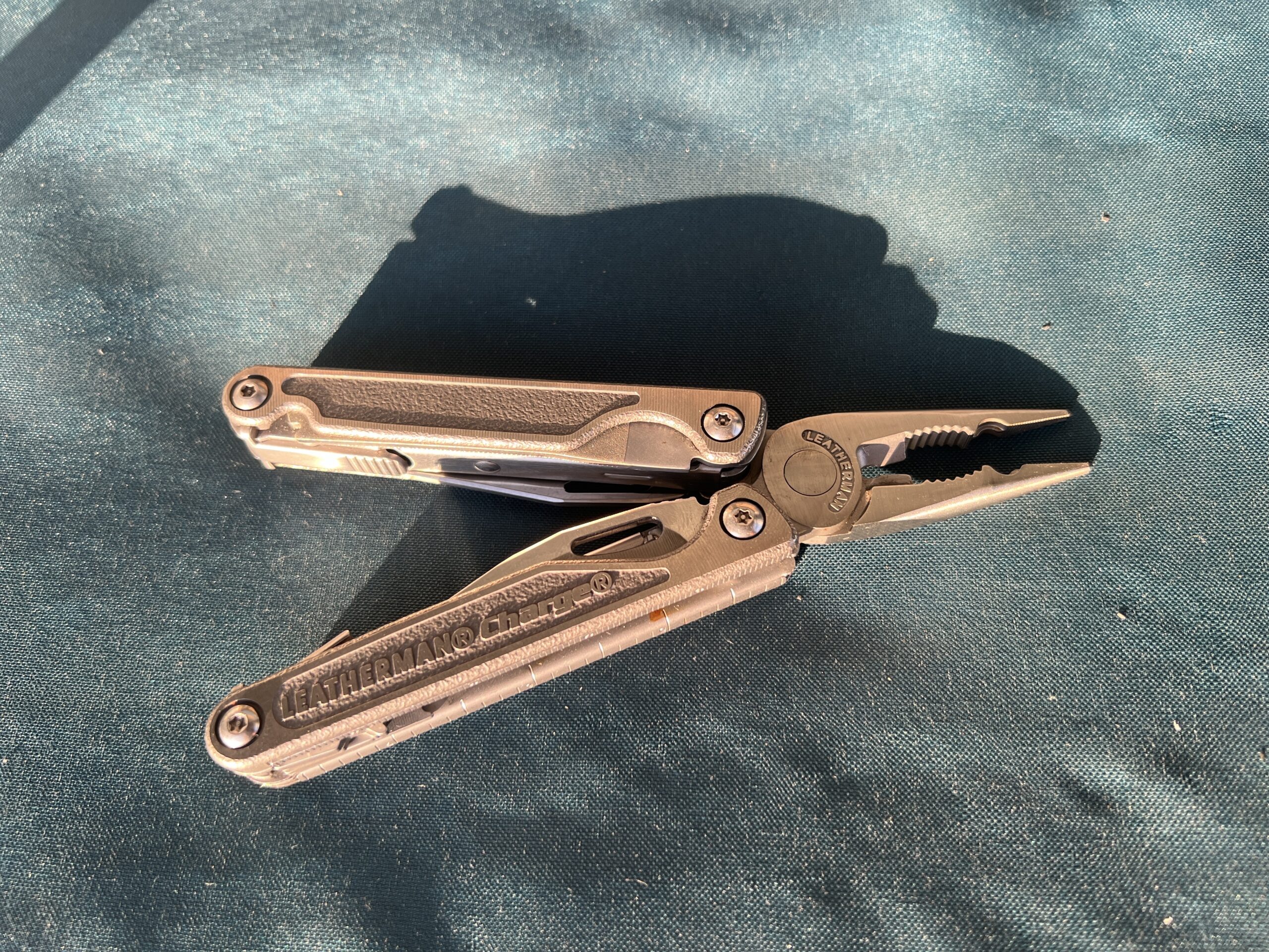 アウトドアナイフ ルマイティに使 える万能サイズ。 