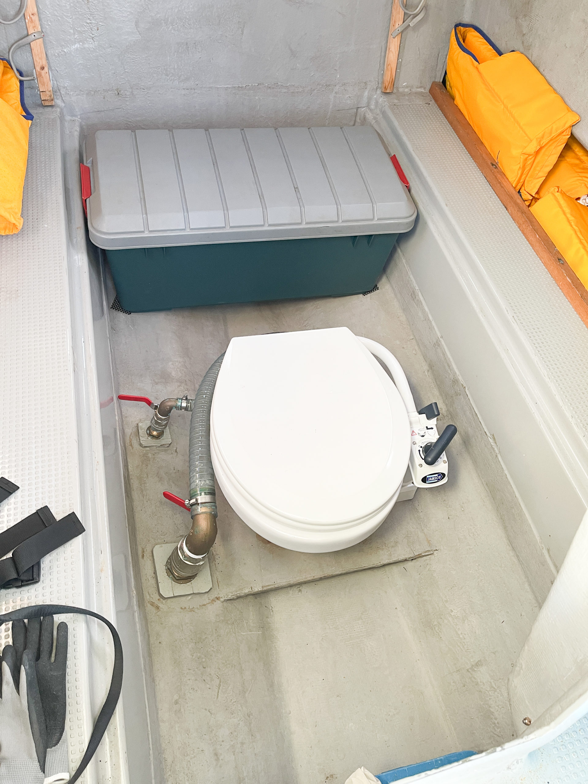 女性も安心清潔なマリントイレが船についています